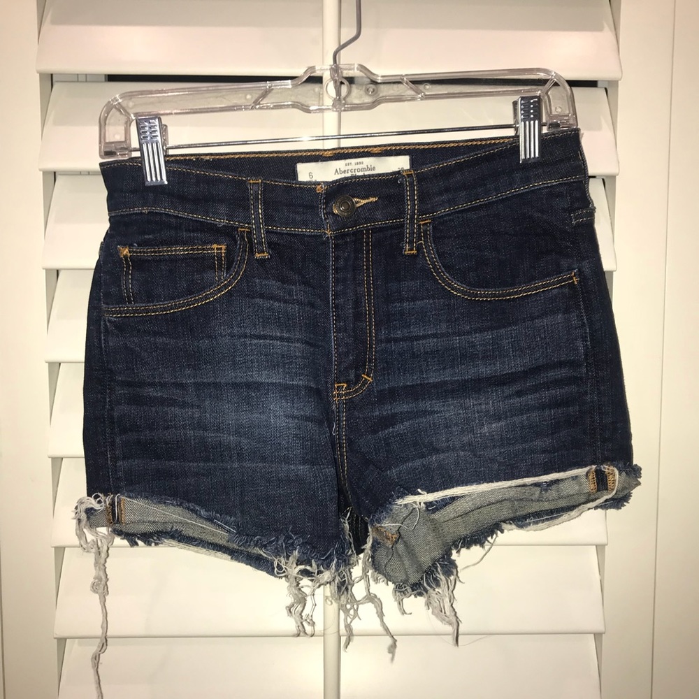 • A&F dark wash, high rise jean shorts 🖤 •